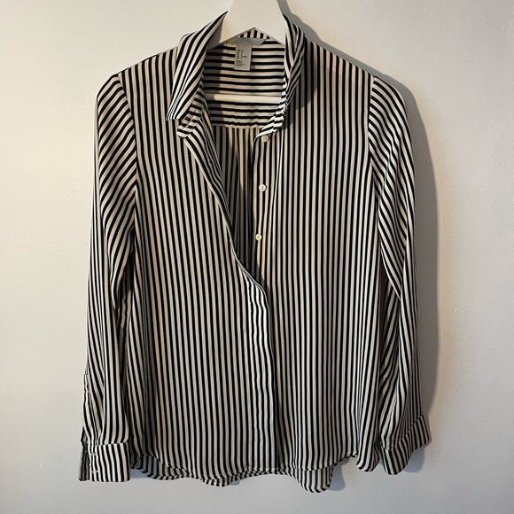 Deal ! Black and white striped top - Picture 4 of 14